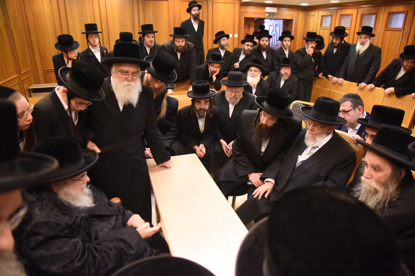 ניחום האבלים אצל האדמו"ר מבעלזא. צפו