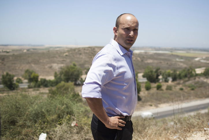 בנט בגבול הרצועה במהלך המבצע