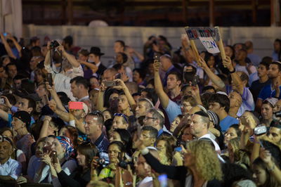 בני משפחות החיילים בהשבעה בכותל. ארכיון