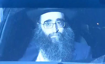 הרב יאשיהו פינטו ביציאה מהכלא