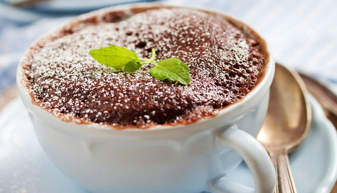 פינוק זוגי כאן ועכשיו. עוגת שוקולד אישית בספל