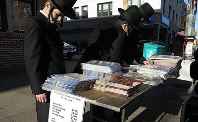 מכירת עיתונים בבורו פארק, הבוקר