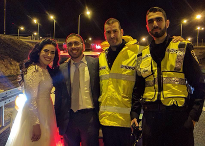 החתן והכלה לצד השוטרים