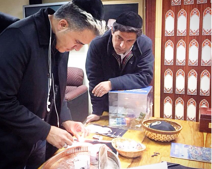 הזמר קובי פרץ ורב הסלבס בתפילה בחדר צדיק המזוזות