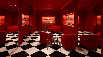 פנס-על של מותג על זורח יותר? בוטיק של פראדה