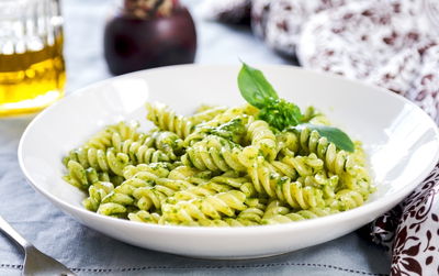 פסטה מסולסלת ברוטב פסטו ברוקולי