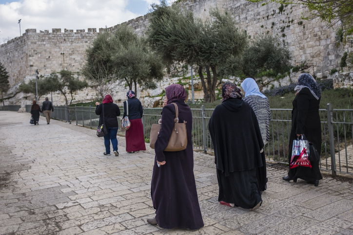 הנשים גילו שהן יהודיות באקראי. אילוסטרציה