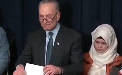 הסנאטור הדמוקרטי נשנק מדמעות - הנשיא טראמפ לגלג