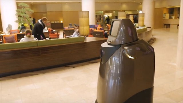הרובוט שיקל על האורחים את השהיה המלון. צפו