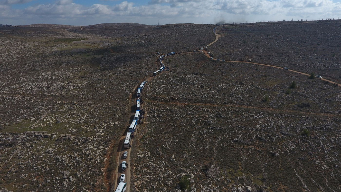 פצועים ועצורים בפינוי עמונה; הפינוי יימשך גם בלילה