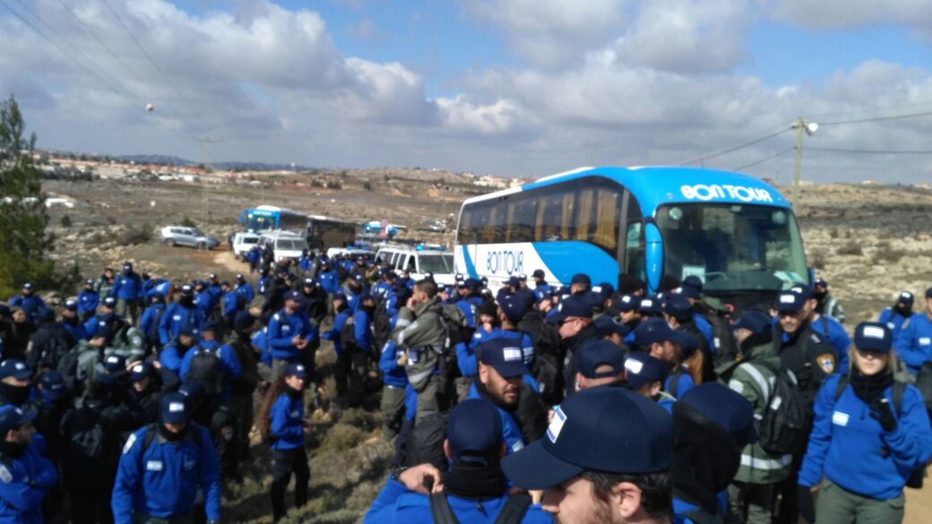 פצועים ועצורים בפינוי עמונה; הפינוי יימשך גם בלילה