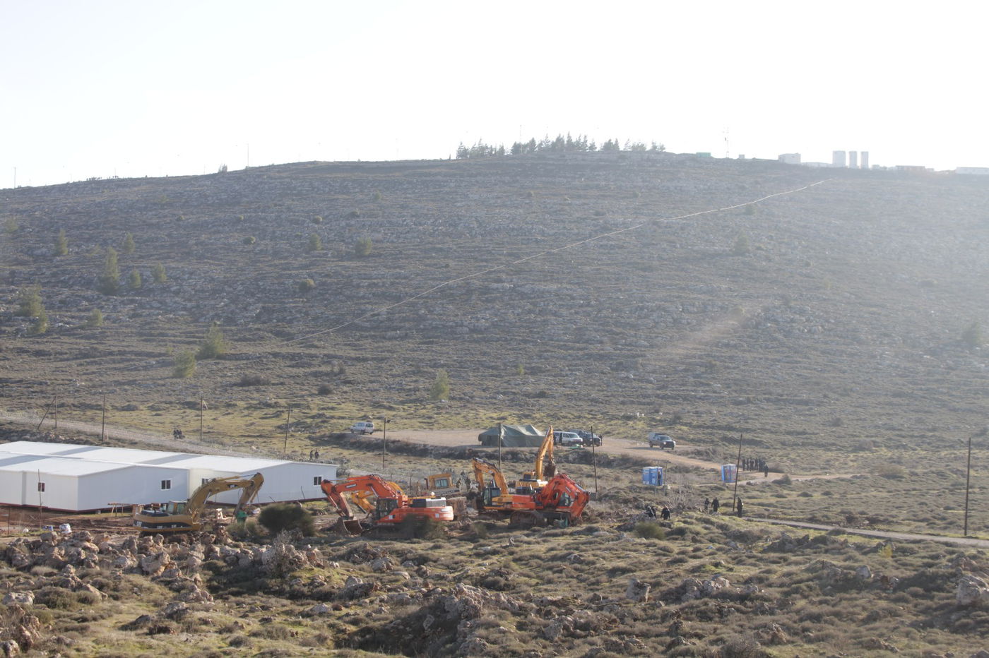 פצועים ועצורים בפינוי עמונה; הפינוי יימשך גם בלילה