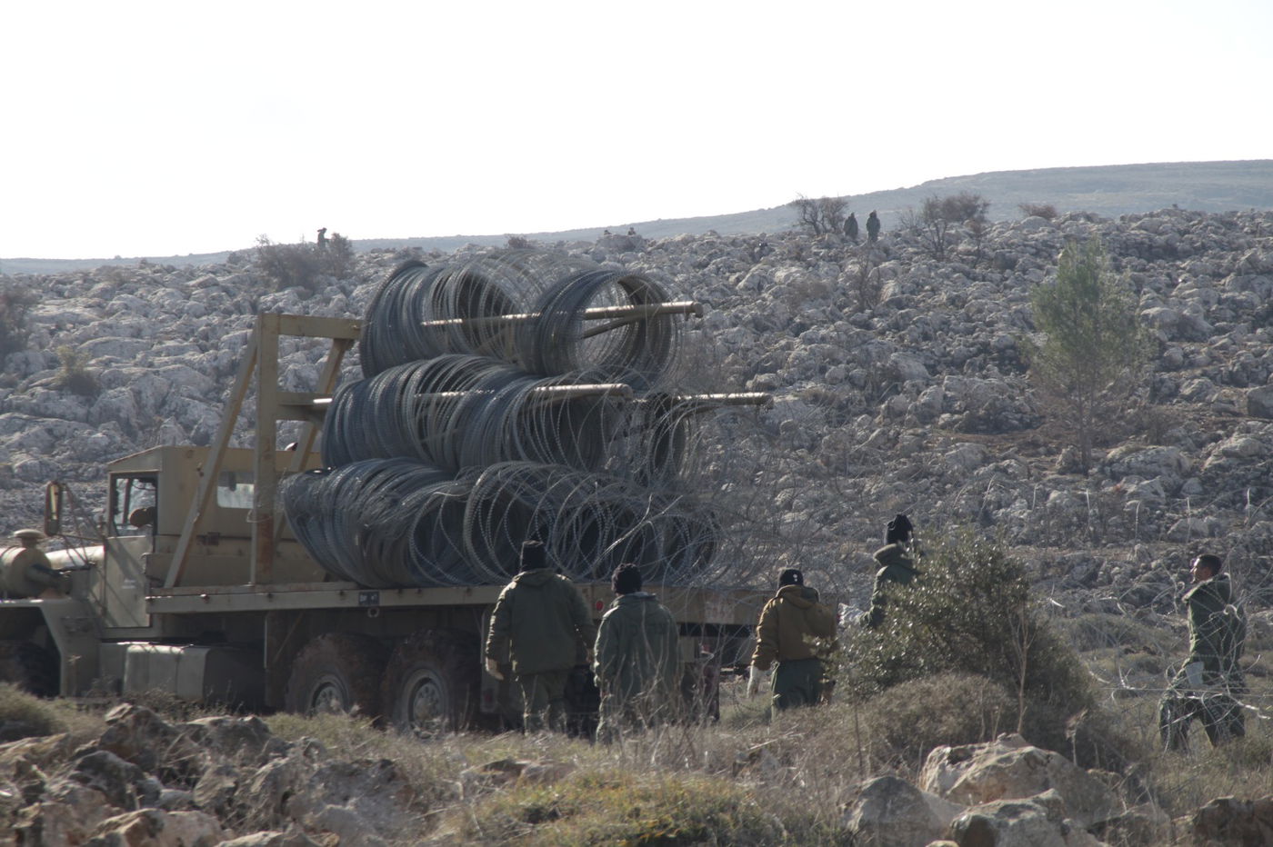 פצועים ועצורים בפינוי עמונה; הפינוי יימשך גם בלילה