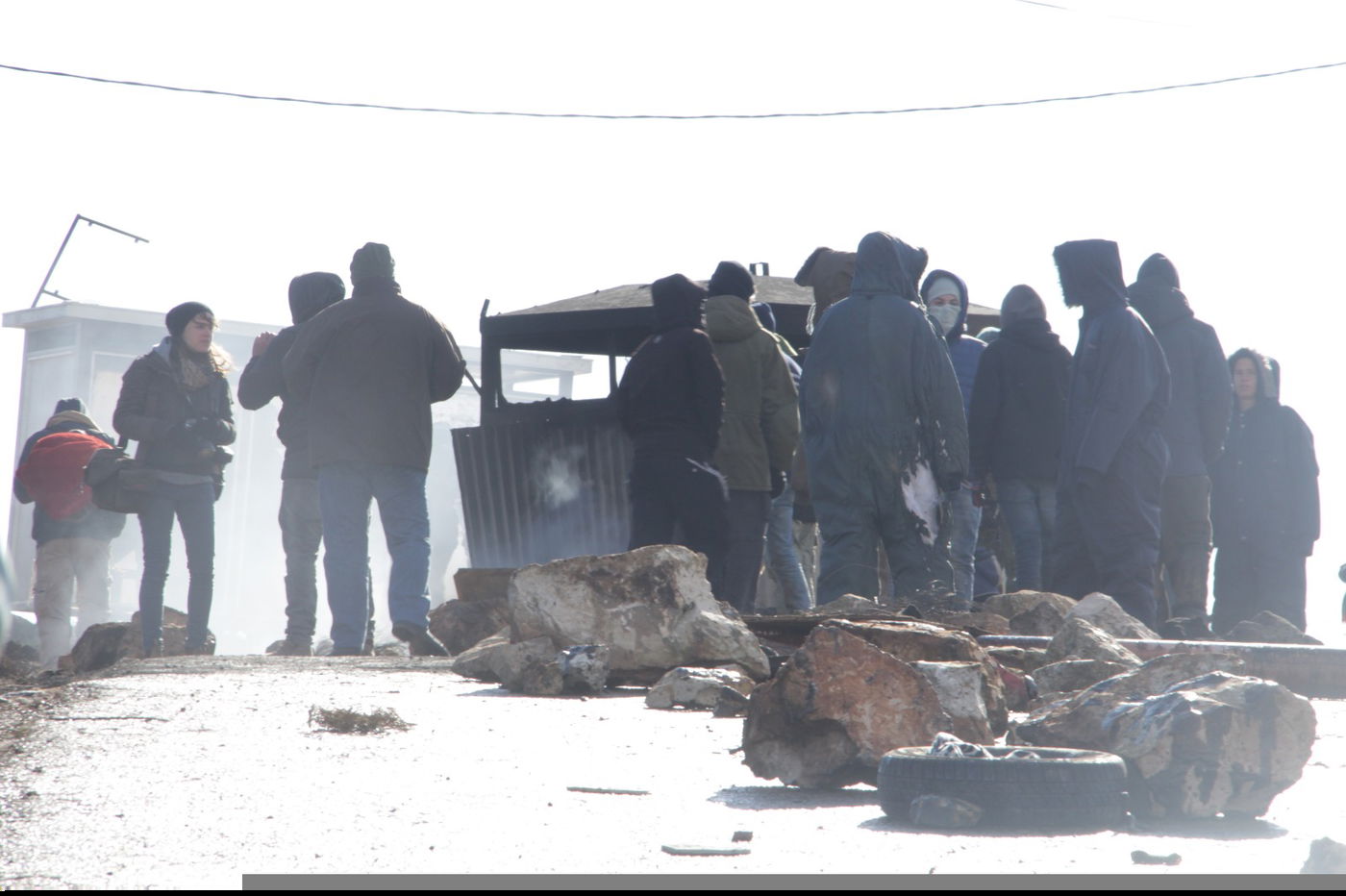 פצועים ועצורים בפינוי עמונה; הפינוי יימשך גם בלילה