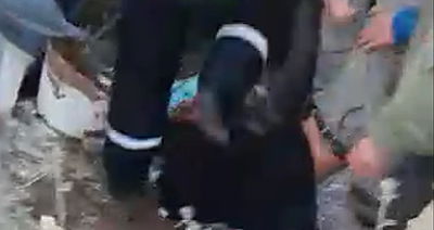 פינוי עמונה: המפגין נאחז באדמה, השוטר דורך עליו. צפו