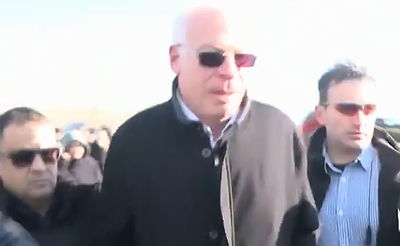 השר אורי אריאל הותקף בעמונה: "תראו, איזה ביזיון". צפו