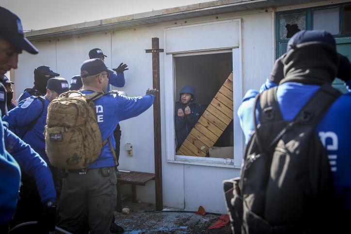 תיעוד ענק: המבצע לפינוי עמונה בתמונות