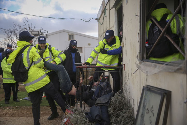תיעוד ענק: המבצע לפינוי עמונה בתמונות