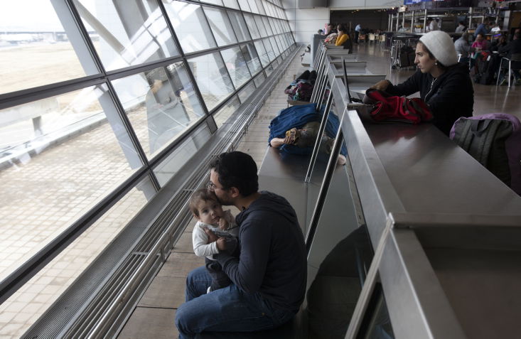 נוסעים ממתינים בשדה התעופה בעת השביתה. אילוסטרציה