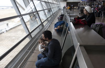 נוסעים ממתינים בשדה התעופה בעת השביתה. אילוסטרציה