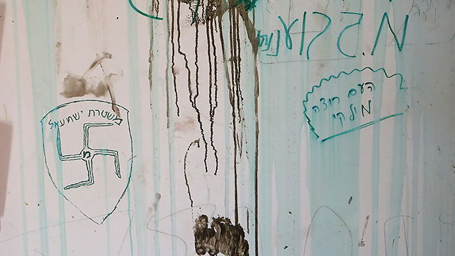 צלב קרס בבית הכנסת