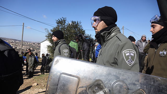 כוחות המשטרה בעמונה, הבוקר