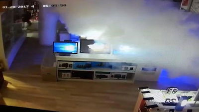 בתוך פחות מדקה: הגנבים נמלטו מהחנות • צפו