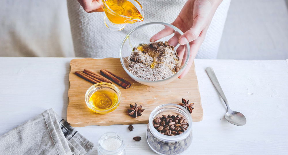 פילינג ביתי לשפתיים יבשות וסדוקות