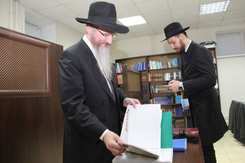 הכנסת ספר תורה בעיר אוריול ברוסיה. צפו