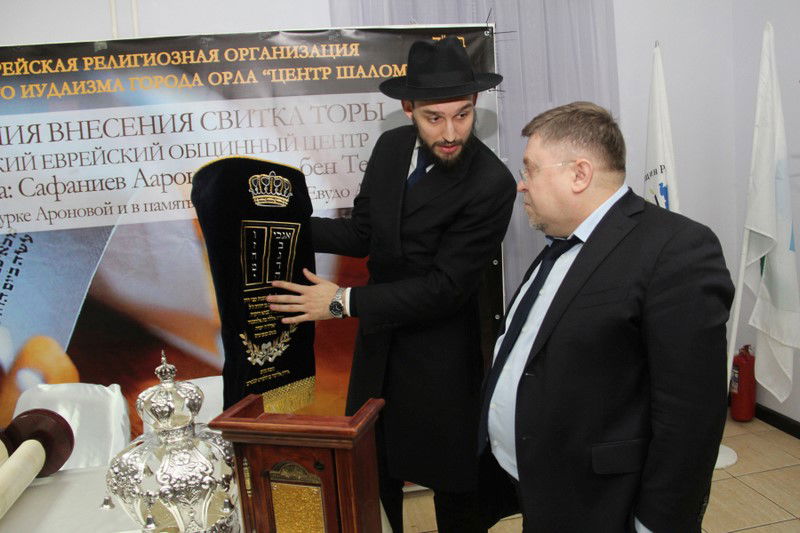 הכנסת ספר תורה בעיר אוריול ברוסיה. צפו