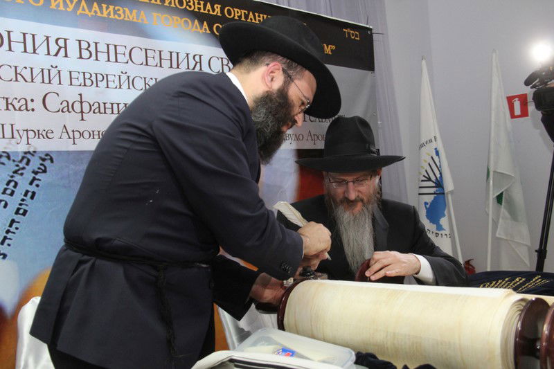 הכנסת ספר תורה בעיר אוריול ברוסיה. צפו