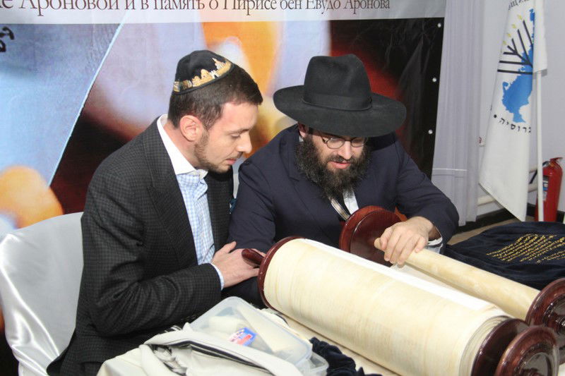 הכנסת ספר תורה בעיר אוריול ברוסיה. צפו