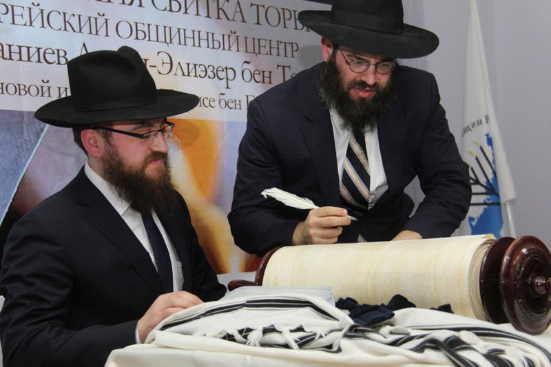 הכנסת ספר תורה בעיר אוריול ברוסיה. צפו