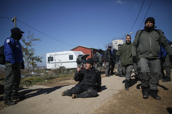הפינוי האלים של בית הכנסת בעמונה | צפו בגלריה
