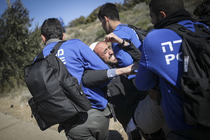 הפינוי האלים של בית הכנסת בעמונה | צפו בגלריה