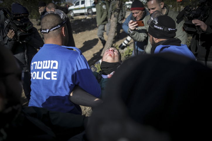 הפינוי האלים של בית הכנסת בעמונה | צפו בגלריה