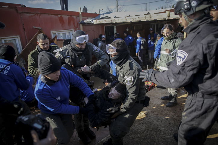 הפינוי האלים של בית הכנסת בעמונה | צפו בגלריה