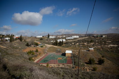 השמים כחולים האוויר קר, עמונה
