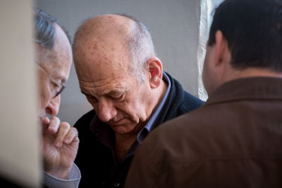 בין כותלי הכלא: אולמרט דיבר בבוטות ונענש