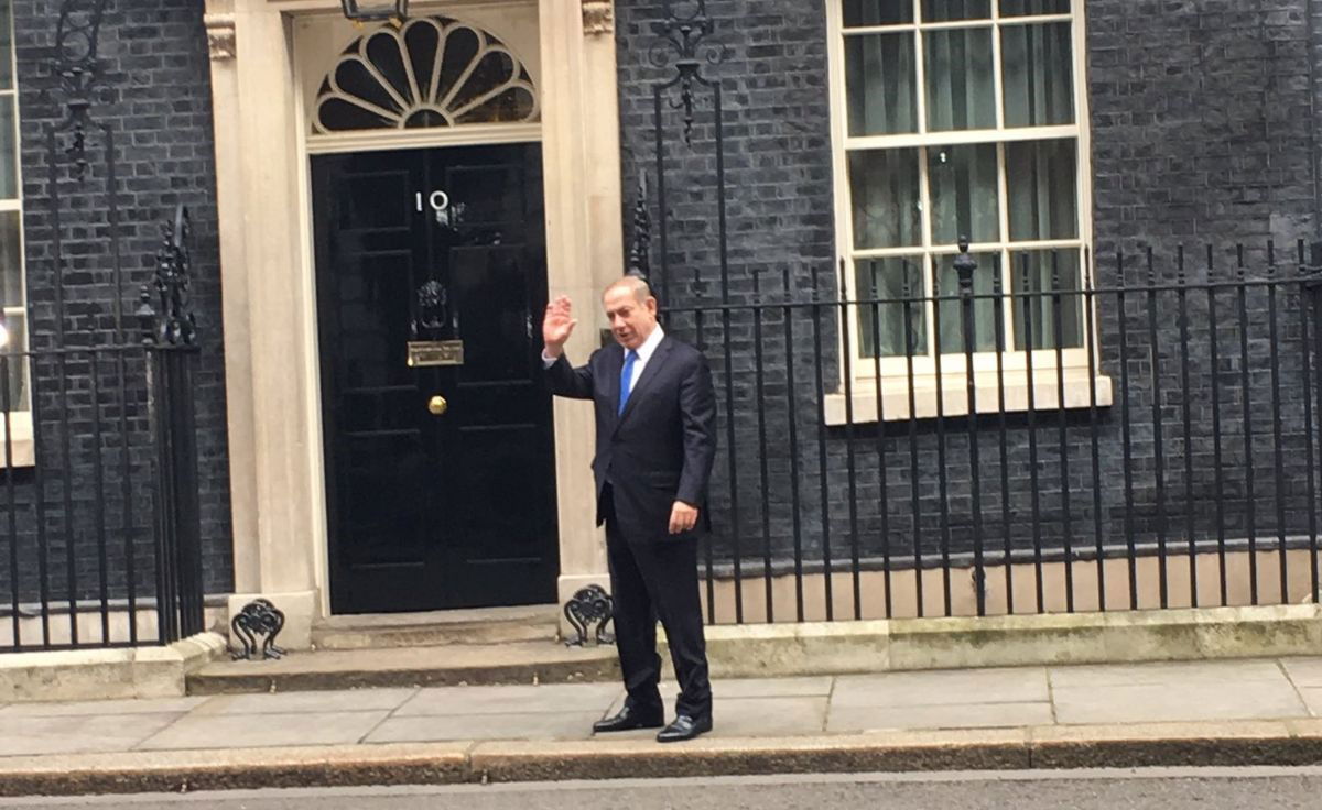 נתניהו ליד בית ראש הממשלה הבריטי