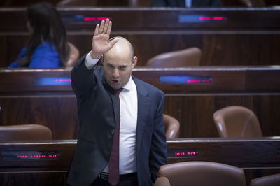 בנט חוגג, בעולם פחות