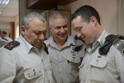 הראשון מימין, רנן מנליס דו"צ החדש