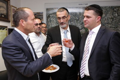 פיני עזרא, צביקה כהן וניר ברקת