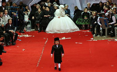 חתונת נכד הרבי מתולדות אברהם יצחק; צפו בחופה ובמצווה טאנץ