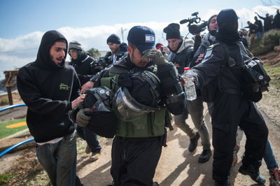 חיילים מפנים בעמונה