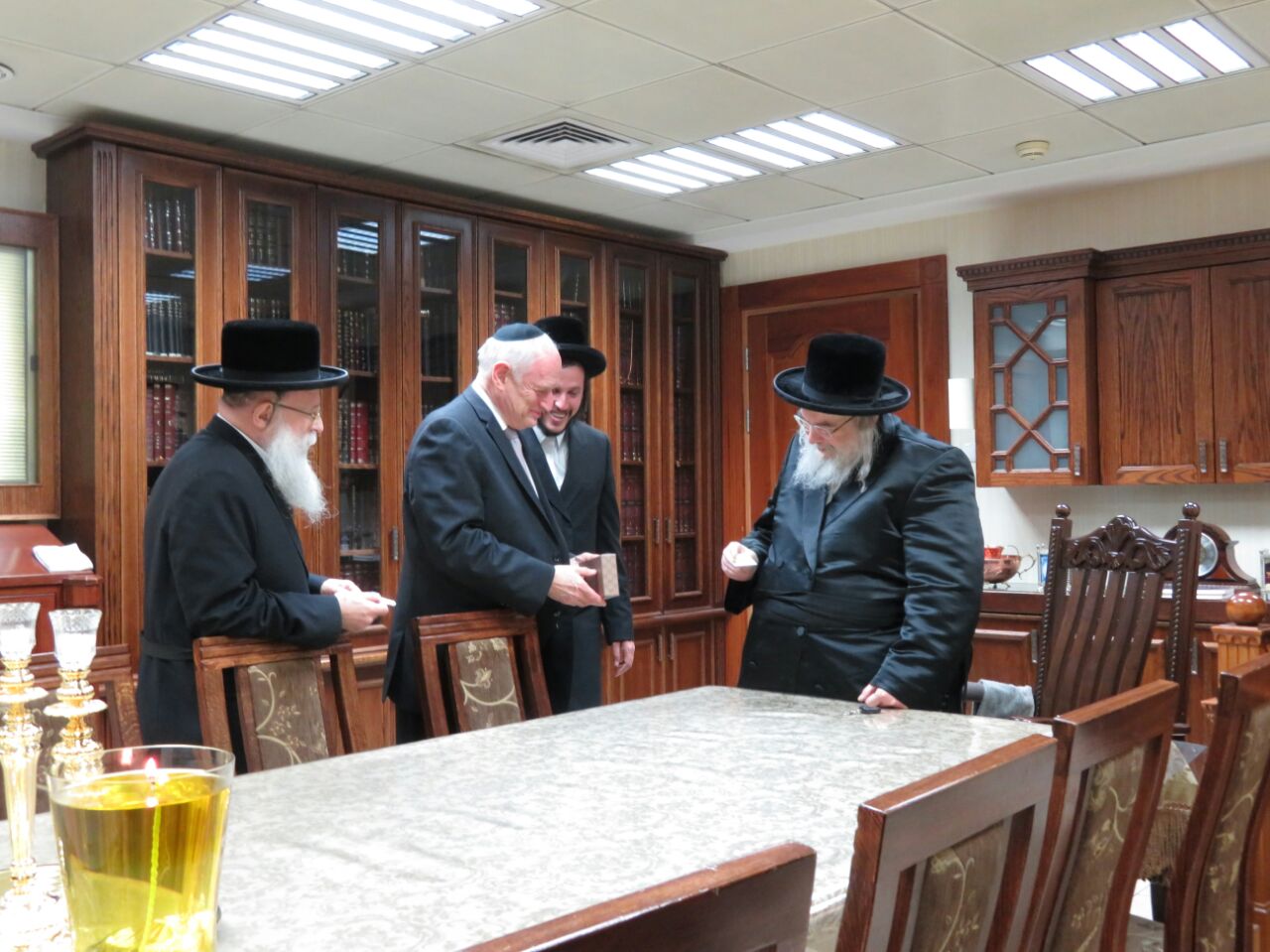 מלקולם הונליין נועד עם הרבי מבעלזא. תיעוד