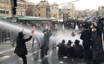 צפו • המכת"זית מעיפה את המפגינים