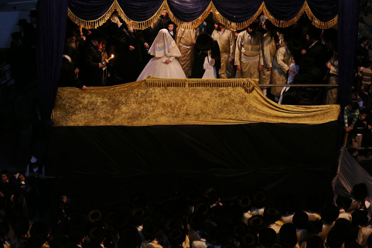 חתונת נכד הרבי מתולדות אברהם יצחק; צפו בחופה ובמצווה טאנץ