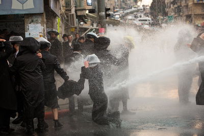 צפו: המפגינים רוקדים מול זרנוקי המכת"זית