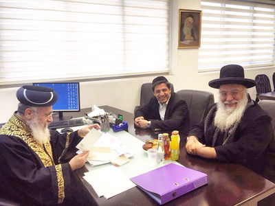 הגר"ב שמואלי ועוזרו מרדכי חסידים בלשכת הראשון לציון